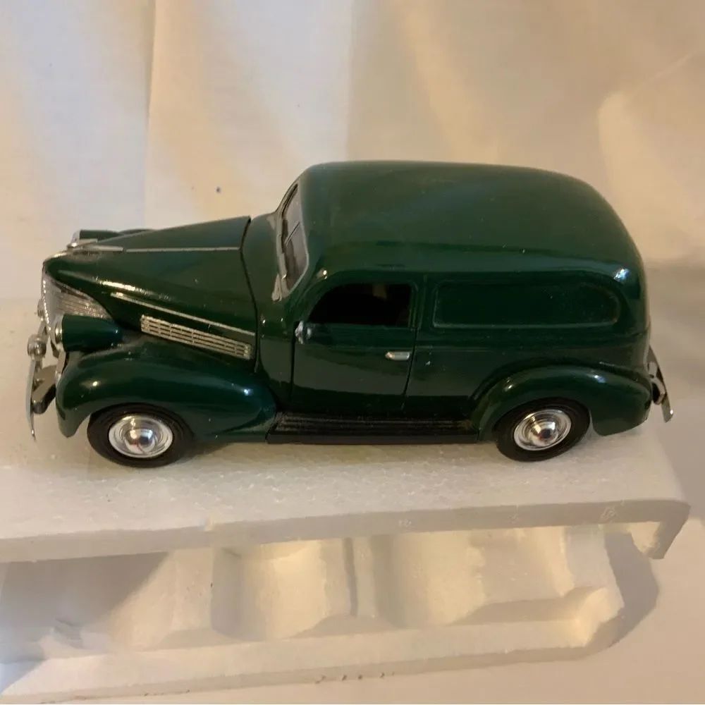 New 1939 CHEVY SEDAN DELIVERY 1"32 DIE CAST NATIONAL MOTOR MUSEUM & certificate